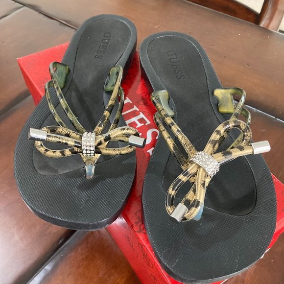 Guess Flip Flops - Picture 1 of 4